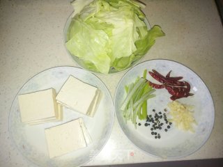 香煎豆腐烧手撒包菜的做法步骤：1