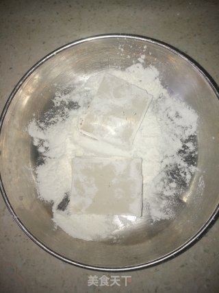 香煎豆腐烧手撒包菜的做法步骤：2