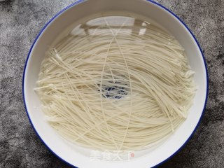 酸辣汤米粉的做法步骤：2