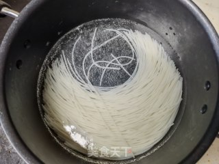 酸辣汤米粉的做法步骤：6