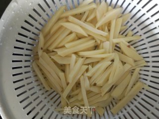 牛柳炒土豆条的做法步骤：3