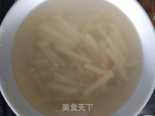 牛柳炒土豆条的做法步骤：4