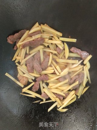 牛柳炒土豆条的做法步骤：10
