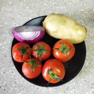 番茄土豆炖牛腩的做法步骤：2