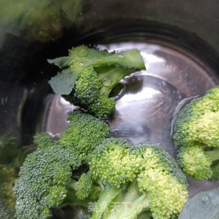 西兰花糯米肠沙拉的做法步骤：1