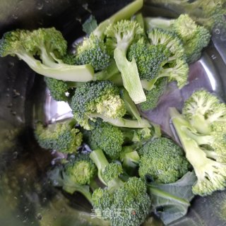 西兰花糯米肠沙拉的做法步骤：2