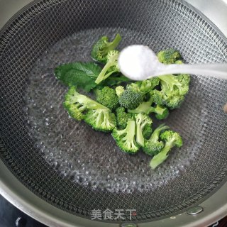 西兰花糯米肠沙拉的做法步骤：4