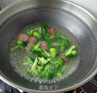 西兰花糯米肠沙拉的做法步骤：9