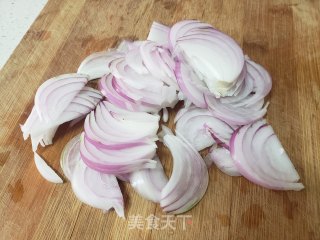 洋葱拌黑木耳的做法步骤：1