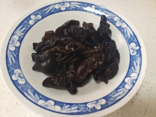 洋葱拌黑木耳的做法步骤：2