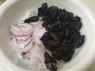 洋葱拌黑木耳的做法步骤：3