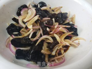 洋葱拌黑木耳的做法步骤：4