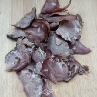 腊猪舌炒包菜的做法步骤：1