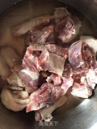 红酒焖鸭的做法步骤：1