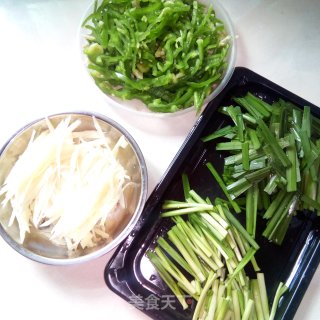 时蔬炒肉的做法步骤：1