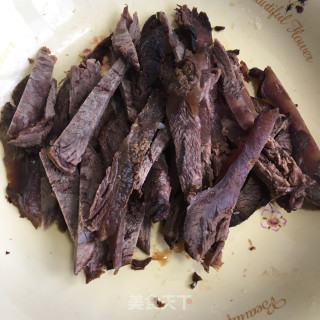牛肉拌洋葱香菜的做法步骤：1