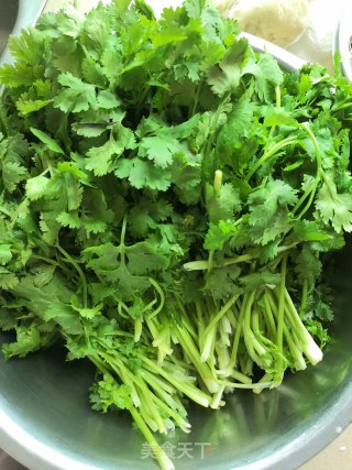香菜猪肉玉米蒸饺的做法步骤：1