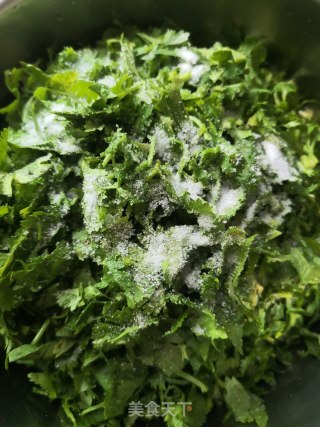 香菜猪肉玉米蒸饺的做法步骤：2