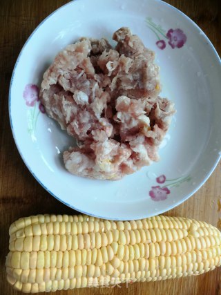 香菜猪肉玉米蒸饺的做法步骤：3