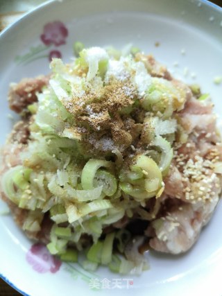 香菜猪肉玉米蒸饺的做法步骤：6