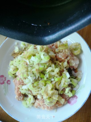香菜猪肉玉米蒸饺的做法步骤：7