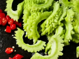 清炒苦瓜的做法步骤：1