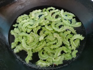 清炒苦瓜的做法步骤：2