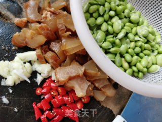 毛豆米炒牛筋的做法步骤：1
