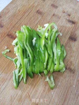 土豆丝炒柿椒的做法步骤：2