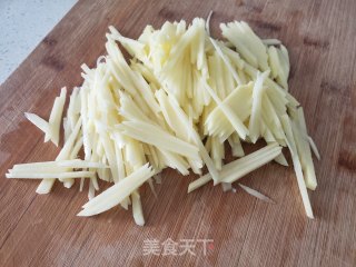 土豆丝炒柿椒的做法步骤：3