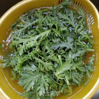 茼蒿叶子拌鸡蛋的做法步骤：1