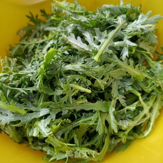 茼蒿叶子拌鸡蛋的做法步骤：2