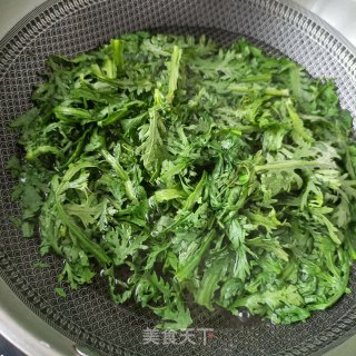茼蒿叶子拌鸡蛋的做法步骤：4