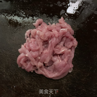 茭白炒里脊肉的做法步骤：1