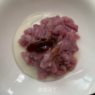 茭白炒里脊肉的做法步骤：2