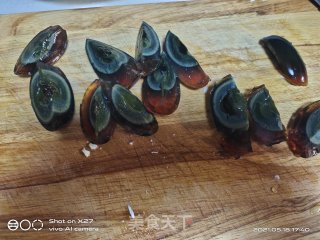 皮蛋拌豆腐的做法步骤：2