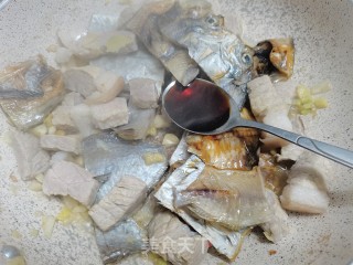 玉昌鲞烧肉的做法步骤：7