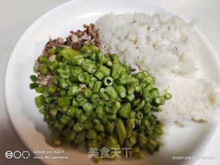 鸡肉丁豆角炒饭的做法步骤：1