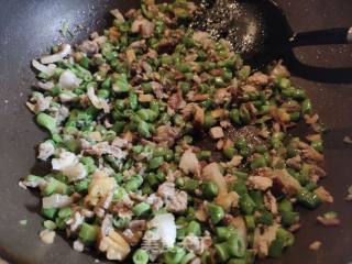 鸡肉丁豆角炒饭的做法步骤：2