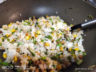 豆角玉米肉末炒饭的做法步骤：7