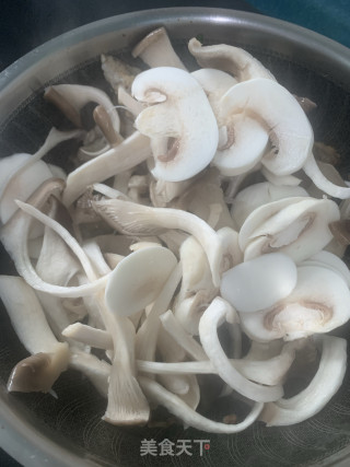 鲜菇鱼汤的做法步骤：3