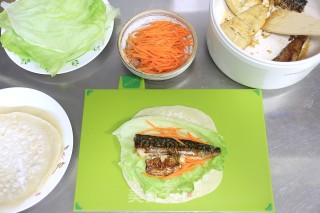 低脂青花鱼卷饼的做法步骤：11