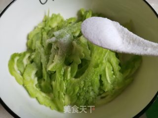 青椒炒苦瓜的做法步骤：1