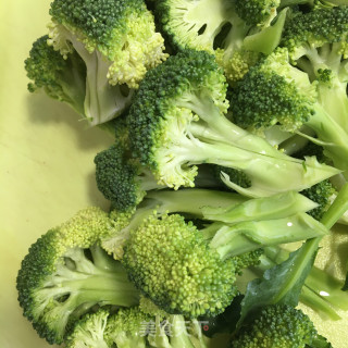 鸡胸肉西兰花沙拉的做法步骤：1