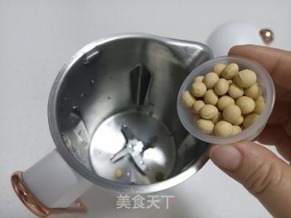 鲜豆浆的做法步骤：1