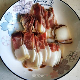 青红椒炒腊肉的做法步骤：1