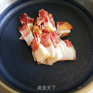 青红椒炒腊肉的做法步骤：3