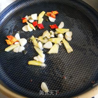 青红椒炒腊肉的做法步骤：4