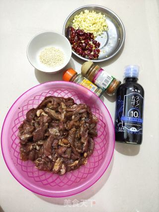 香辣干煸牛肉的做法步骤：1