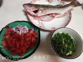 番茄鲈鱼的做法步骤：1